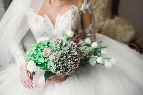 美丽的新娘的画像 花束茂密 — 图库照片