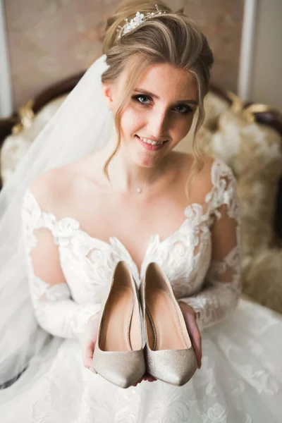 Schöne Luxusbraut Eleganten Weißen Kleid Hält Hochzeitsschuhe Den Händen — Stockfoto