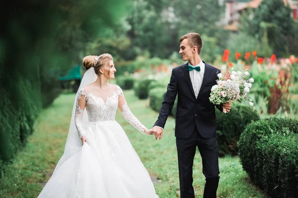Boldog Házaspár Sétál Botanikus Parkban — Stock Fotó