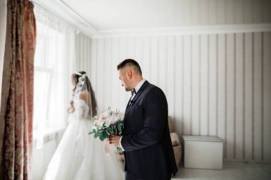 Genç ve güzel bir çiftin yakın çekimi..