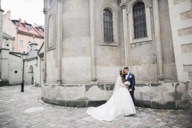 Lüks evli çift, gelin ve damat eski şehirde poz veriyor..