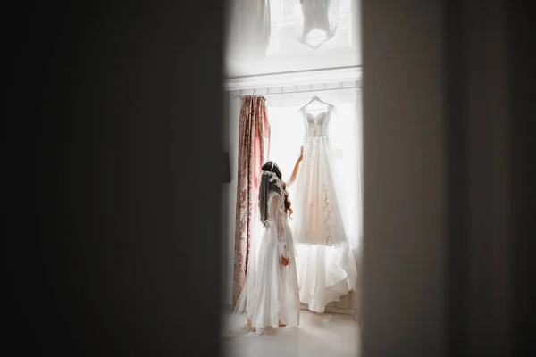 Чудова Наречена Халаті Позує Готується Весільної Церемонії Обличчя Кімнаті — стокове фото