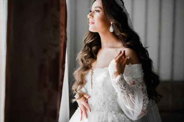 Wunderschöne Braut Robe Posiert Und Bereitet Sich Auf Die Trauung — Stockfoto