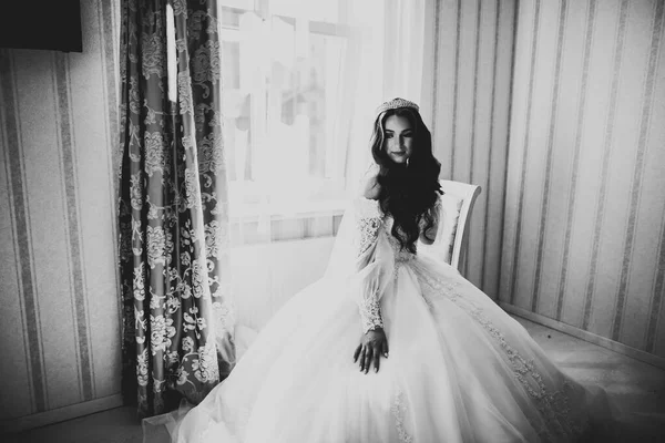 Великолепная Невеста Халате Позирует Готовится Свадебной Церемонии Лицо Комнате — стоковое фото