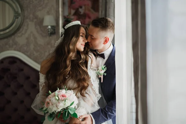 Schönes Junges Hochzeitspaar Posiert Mit Blumenstrauß Den Händen — Stockfoto