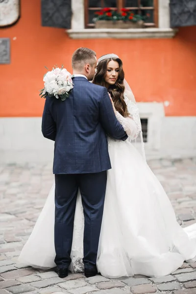 Romantiskt Bröllop Ögonblick Några Nygifta Leende Porträtt Brud Och Brudgum — Stockfoto