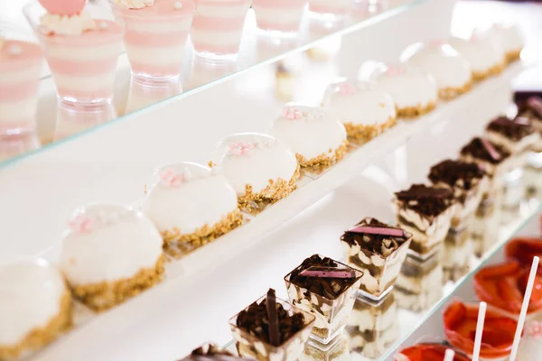 Läckra Och Välsmakande Dessert Bord Med Muffins Och Skott Receptionen — Stockfoto