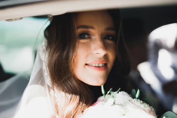 Beautiful Bride Sitting Luxury Retro Car Wedding Day — ストック写真