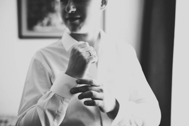 Güzel adam, damat poz veriyor ve düğüne hazırlanıyor..