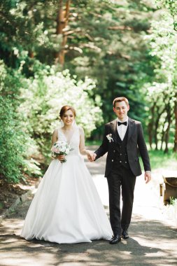 Botanik parkında yürüyen mutlu bir çift..