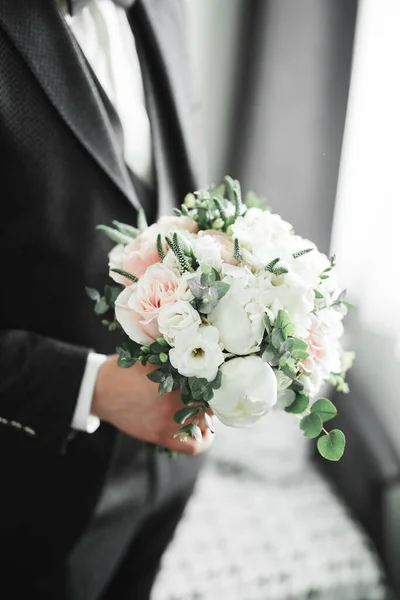 Όμορφος Άνδρας Γαμπρός Κρατώντας Μεγάλο Και Όμορφο Γαμήλιο Μπουκέτο Λουλούδια — Φωτογραφία Αρχείου