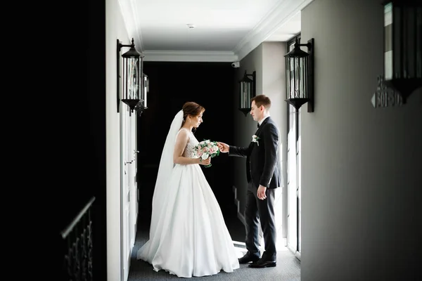 Casamento Casal Mãos Dadas Noivo Noiva Juntos Dia Casamento — Fotografia de Stock