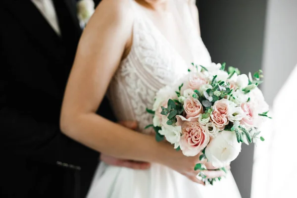 Casal Jovem Bonito Posando Com Buquê Flores Nas Mãos — Fotografia de Stock