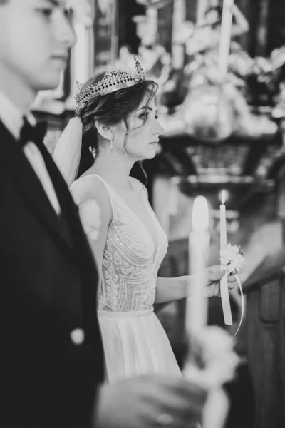 Braut Und Bräutigam Mit Kerzen Der Kirche — Stockfoto