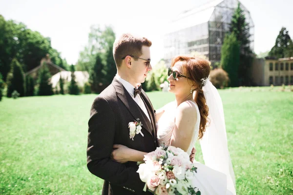 Щаслива Весільна Пара Наречена Наречений Посміхаються Сонцезахисних Окулярах Природі — стокове фото