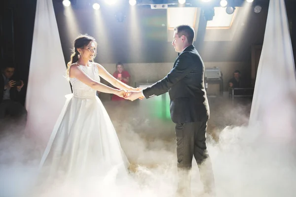 Casal Lindo Acabou Casar Dançar Sua Primeira Dança — Fotografia de Stock