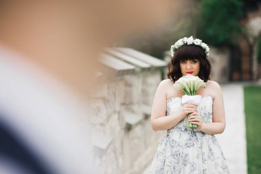 Genç ve güzel bir çiftin yakın çekimi..