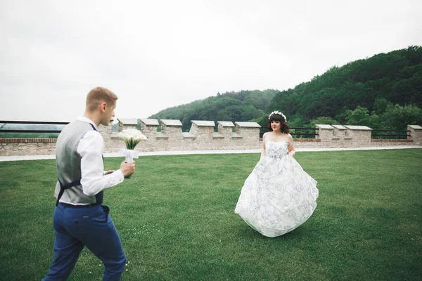 Романтичний Весільний Момент Наречена Біжить Від Нареченого Парку — стокове фото