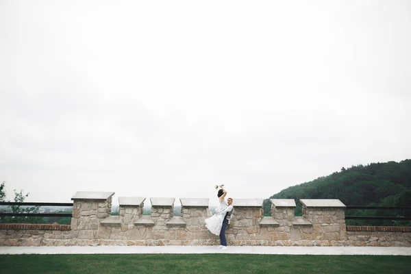 Casal Casamento Bonito Noiva Noivo Correndo Para Conhecer Outro — Fotografia de Stock