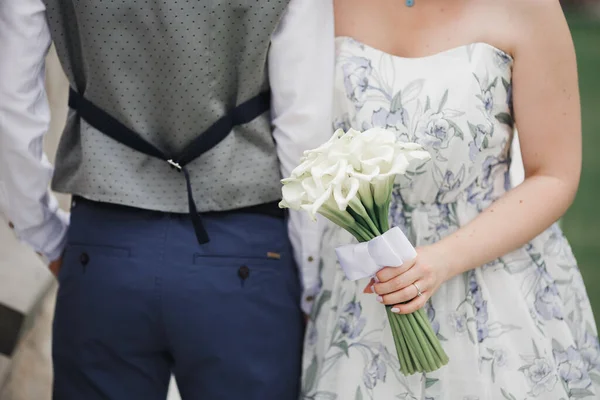 Piękna Młoda Para Ślubna Pozowanie Bukietem Kwiatów Rękach — Zdjęcie stockowe