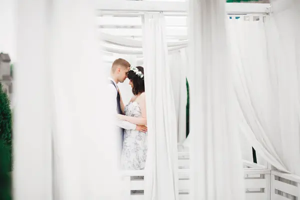 Romantisch Huwelijksmoment Paar Pasgetrouwden Glimlachend Portret Bruid Bruidegom Knuffelen — Stockfoto
