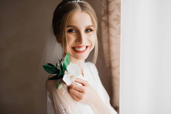 Casamento Luxo Noiva Menina Posando Sorrindo Com Buquê — Fotografia de Stock