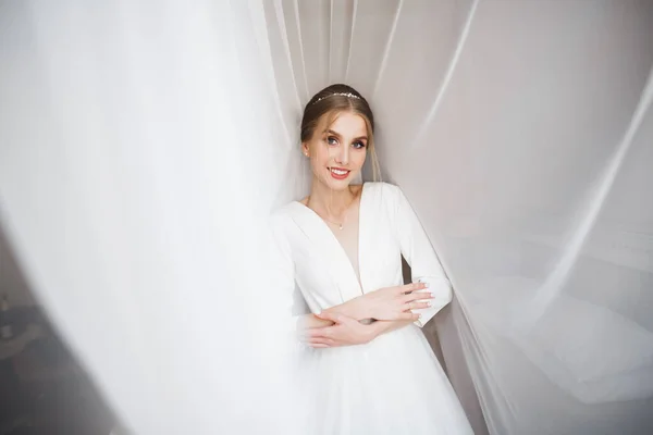 Портрет Невесты Модном Свадебном Платье Перьями Роскошным Макияжем Прической — стоковое фото