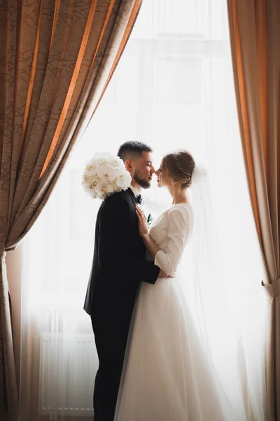 Krásná Nevěsta Ženich Objímání Líbání Jejich Svatební Den — Stock fotografie