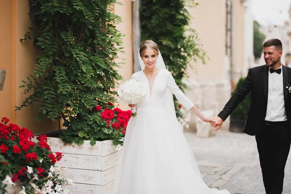 Bröllopsfotografering Brud Och Brudgum Promenader Staden Gifta Par Som Omfamnar — Stockfoto