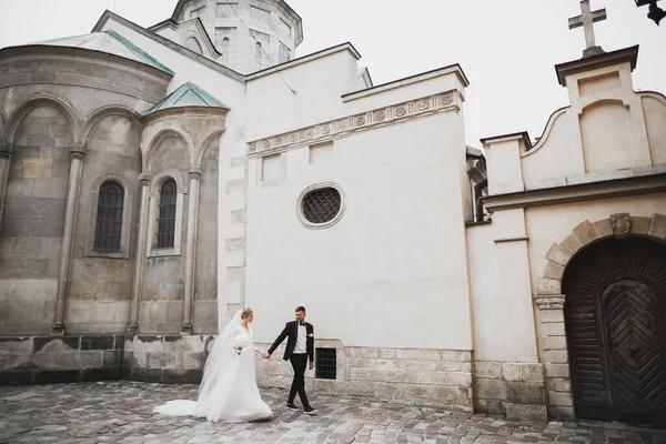 Couple Amoureux Promène Dans Les Rues Ville Lviv — Photo