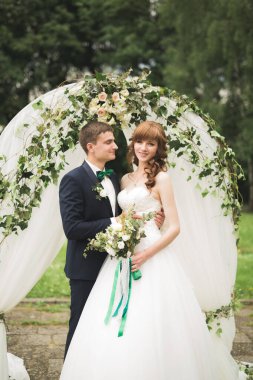 Mükemmel bir çift gelin ve damat düğün günlerinde poz verip öpüşürler..