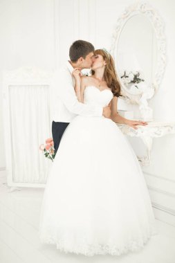 Gelin ve damat el ele tutuşuyor..