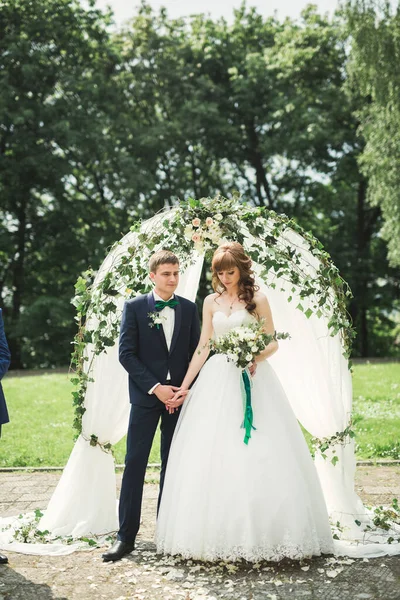 Stijlvol Paar Vrolijke Stijlvolle Pasgetrouwden Wandelen Hun Trouwdag Het Park — Stockfoto