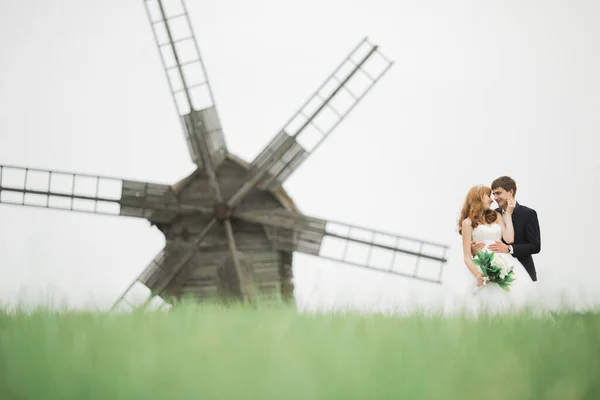 Stylowa Para Szczęśliwych Stylowych Nowożeńców Spacerujących Parku Dniu Ślubu Bukietem — Zdjęcie stockowe