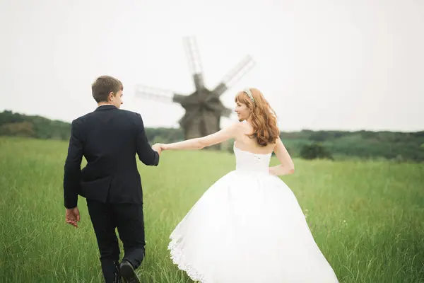 Duygusal Güzel Gelin Yeni Evli Damada Yakın Planda Sarılıyor — Stok fotoğraf