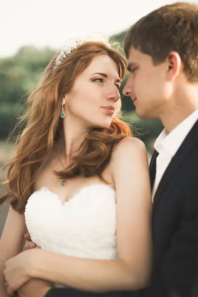 Närbild Ett Trevligt Ungt Bröllop Par — Stockfoto