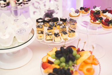 Lezzetli düğün resepsiyonu, tatlı masası..