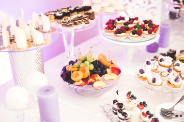 Çeşitli lezzetli tatlılar, yemek fikirleri ve kutlamalarla dolu bir büfe..