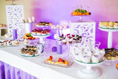 Lezzetli düğün resepsiyonu, tatlı masası..