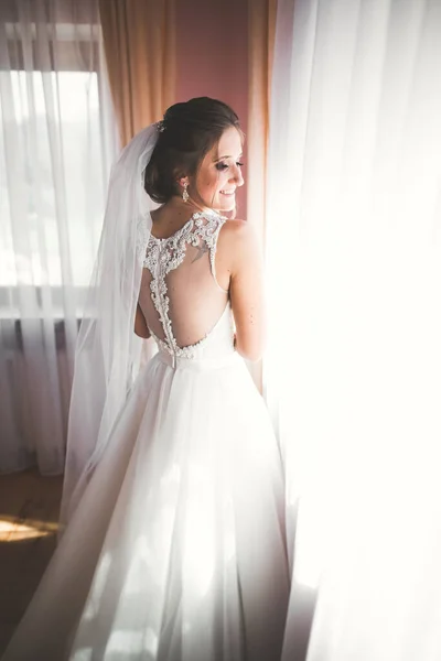 Noiva Luxo Vestido Branco Posando Enquanto Prepara Para Cerimônia Casamento — Fotografia de Stock