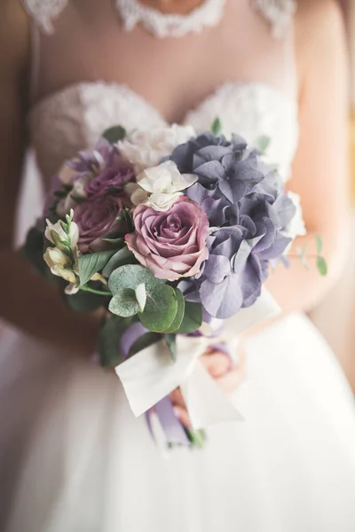 Braut Hält Großen Und Schönen Hochzeitsstrauß Mit Blumen — Stockfoto