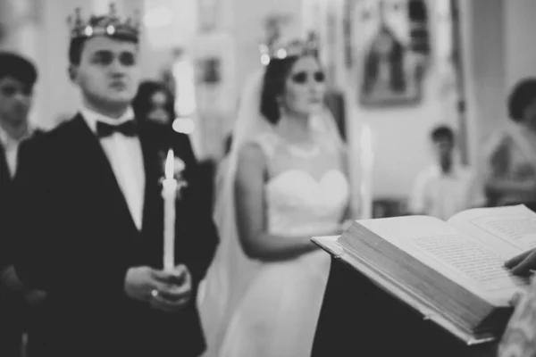 Hochzeitspaar Und Bräutigam Heiraten Kirche — Stockfoto