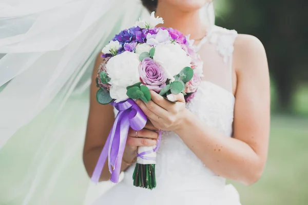 Νύφη Κρατώντας Μεγάλο Και Όμορφο Γαμήλιο Μπουκέτο Λουλούδια — Φωτογραφία Αρχείου