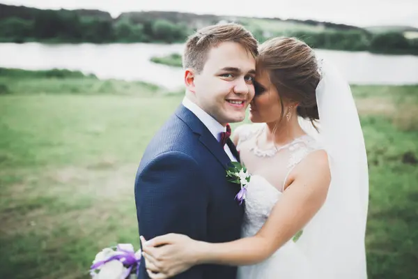 Romantik Peri Masalı Mutlu Yeni Evli Çift Parkta Sarılıp Öpüşüyor — Stok fotoğraf