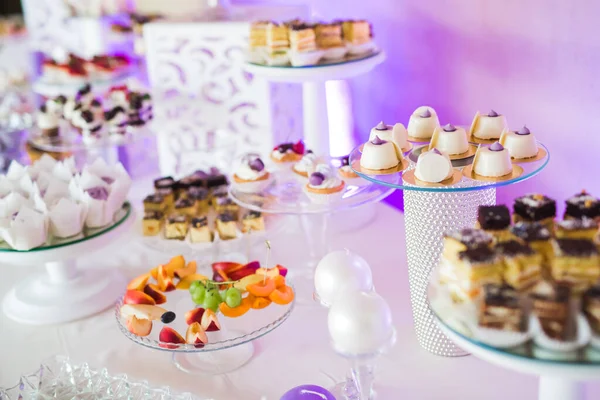 Läckra Och Välsmakande Dessert Bord Med Muffins Och Skott Receptionen — Stockfoto