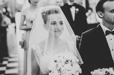 Düğün çifti kilisede evleniyor..