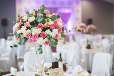 Düğün töreni için hazırlanmış bir restoranın içinde..