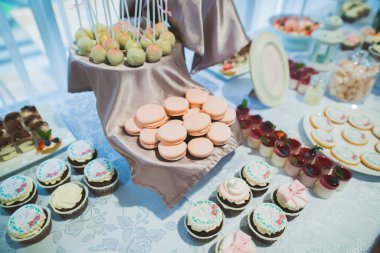 Çeşitli lezzetli tatlılar, yemek fikirleri ve kutlamalarla dolu bir büfe..