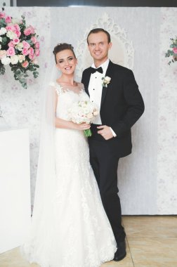 Mükemmel bir çift gelin ve damat düğün günlerinde poz verip öpüşürler..