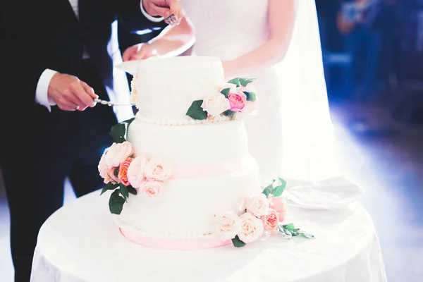 Luxus Dekorierte Hochzeitstorte Auf Dem Tisch — Stockfoto